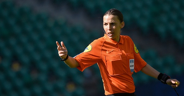 L'arbitre Française Stéphanie Frappart. (Photo : LOIC VENANCE / AFP) (Photo by LOIC VENANCE/AFP via Getty Images)