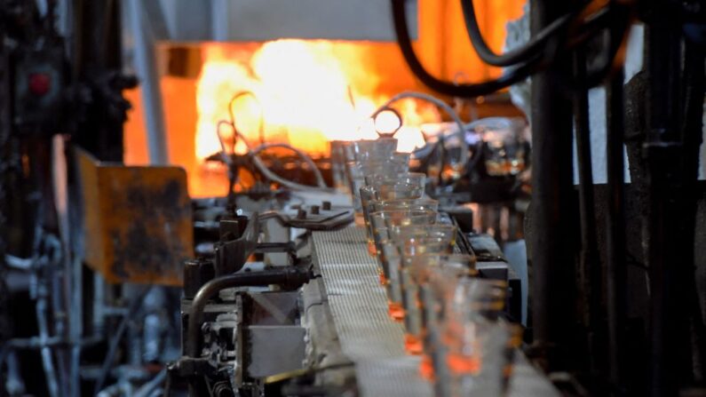 Une chaîne de production dans une usine du fabricant français de verrerie Duralex à La Chapelle-Saint-Mesmin, près d'Orléans, le 1er juillet 2021. (Photo: GUILLAUME SOUVANT/AFP via Getty Images)