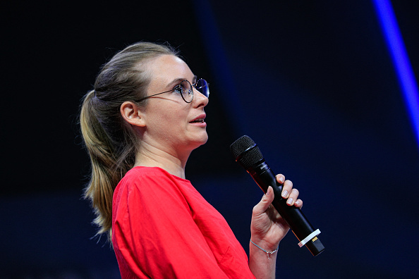 La journaliste et documentariste Margaux Benn à Bayeux dans le Calvados. Photo : SAMEER AL-DOUMY/AFP via Getty Images)