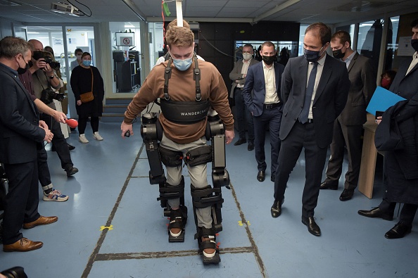 Démonstration de l'exosquelette "Atalante" de la société française Wandercraft,  à Paris, le 12 octobre 2021. (Photo : ERIC PIERMONT/AFP via Getty Images)