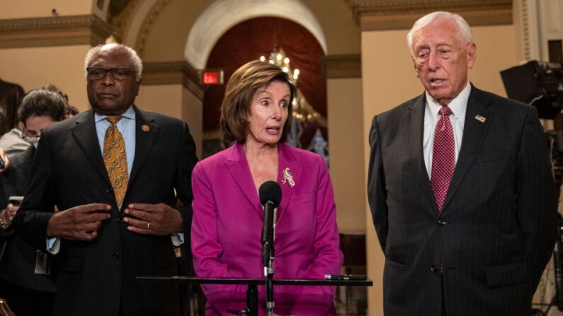 James Clyburn (Parti démocrate-Caroline du Sud), whip de la majorité de la Chambre, Nancy Pelosi (Parti démocrate-Californie), présidente de la Chambre, et Steny Hoyer (Parti démocrate-Maryland), chef de la majorité de la Chambre au Capitole à Washington, le 5 novembre 2021.