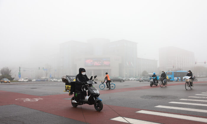 Smog à Pékin, le 18 novembre 2021. La Chine, le plus grand émetteur de CO2, représentant 20% des émissions mondiales, prévoit d’atteindre le pic de ces émissions d'ici 2030 et s’est donnée 30 ans supplémentaires, soit jusqu'en 2060, pour atteindre la neutralité carbone. (Lintao Zhang/Getty Images)
