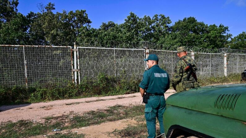 Un officier de la police des frontières bulgare (G) se tient en position aux côtés d'un soldat de l'armée bulgare (D) devant la clôture frontalière à la frontière entre la Bulgarie et la Turquie, près de la ville d'Elhovo, le 2 septembre 2022. (Photo: NIKOLAY DOYCHINOV/AFP via Getty Images)