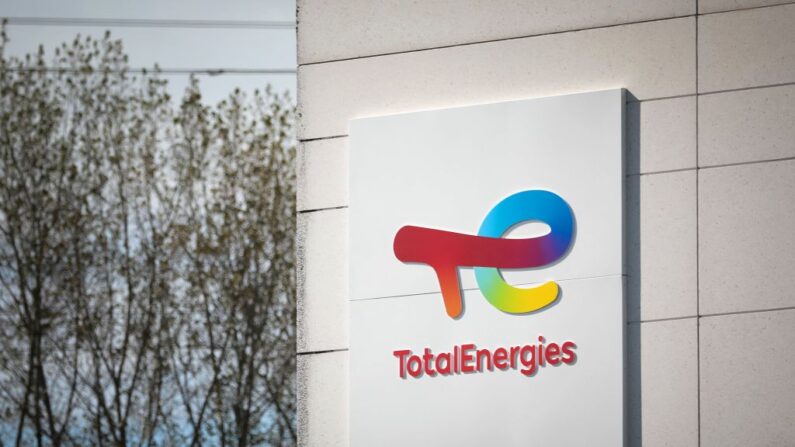 Le logo de TotalEnergies sur le site de la raffinerie de Gonfreville-l'Orcher, dans le nord-ouest de la France, le 5 octobre 2022.(Photo: LOU BENOIST/AFP via Getty Images)