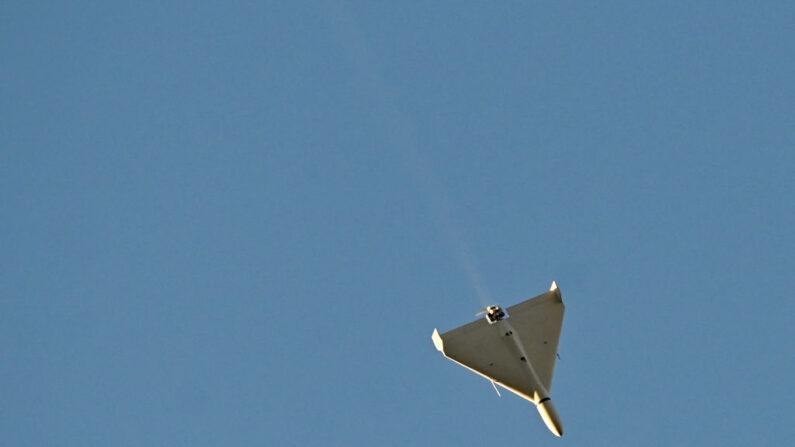 Un drone survole Kiev lors d'une attaque le 17 octobre 2022. (Photo: SERGEI SUPINSKY/AFP via Getty Images)