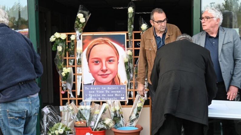 Des personnes rendent hommage à Lola à Fouquereuil, le 21 octobre 2022. (Photo: DENIS CHARLET/AFP via Getty Images)