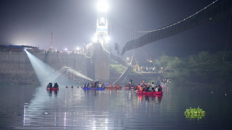 Des secouristes indiens mènent des opérations de recherche après l'effondrement d'un pont sur la rivière Machchhu à Morbi, le 31 octobre 2022. (Photo: SAM PANTHAKY/AFP via Getty Images)