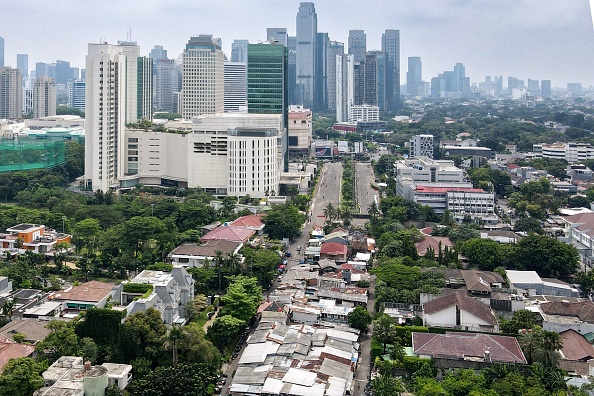 Au moins 46 personnes sont mortes et des centaines d'autres ont été blessées dans un tremblement de terre de magnitude 5,6 survenu lundi sur l'île indonésienne de Java, qui a fait trembler des gratte-ciel jusque dans la capitale Jakarta.(Photo BAY ISMOYO/AFP via Getty Images)