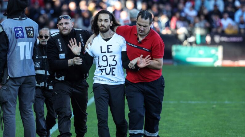 Les militants de Dernière Rénovation ont été escortés à l'extérieur du terrain après avoir interrompu le match Toulouse -Stade Français, au stade Ernest Wallon à Toulouse, le 5 novembre 2022. (Photo : CHARLY TRIBALLEAU/AFP via Getty Images)