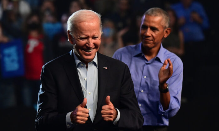 Joe Biden, Barack Obama lors du meeting pour soutenir John Fetterman, candidat démocrate au Sénat des États-Unis, et Josh Shapiro, candidat démocrate au poste de gouverneur de Pennsylvanie, à Philadelphie, le 5 novembre 2022. (Mark Makela/Getty Images)