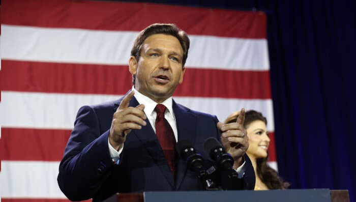 Le gouverneur de Floride, Ron DeSantis, prononce son discours de victoire après avoir battu le candidat démocrate au poste de gouverneur, Charlie Crist, le soir du dépouillement Tampa Convention Center, le 8 novembre 2022. (Octavio Jones/Getty Images)