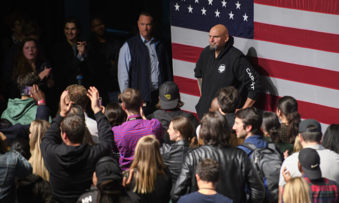 John Fetterman, lors de la soirée électorale du 9 novembre 2022 à Pittsburgh (Jeff Swensen/Getty Images)