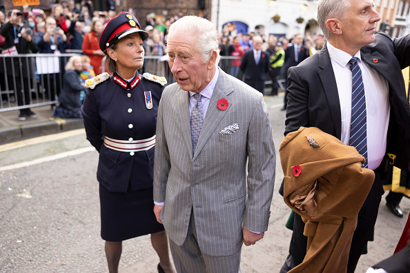 Lors d'une visite officielle dans le Yorkshire le 9 novembre 2022 à York, le roi Charles III du Royaume-Uni a reçu des œufs lancés par un militant du groupe écologiste Extinction Rebellion. (Photo : James Glossop - WPA Pool/Getty Images)