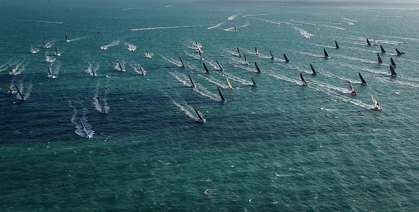 Des skippers prennent le départ de la Route du Rhum à la voile en solitaire, au large de Saint-Malo, le 9 novembre 2022.  (SEBASTIEN SALOM-GOMIS/AFP via Getty Images)