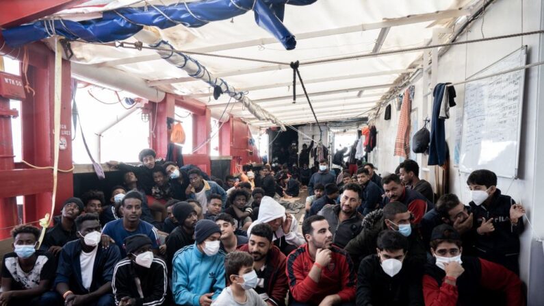 Des migrants sont assis à bord du navire Ocean Viking, le 10 novembre 2022. (Photo: VINCENZO CIRCOSTA/AFP via Getty Images)