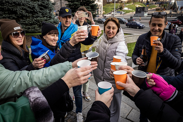 Les Ukrainiens célèbrent la libération d'une partie de la ville de Kherson sur la place de l'Indépendance le 12 novembre 2022 à Kiev, en Ukraine. Photo Ed Ram/Getty Images.