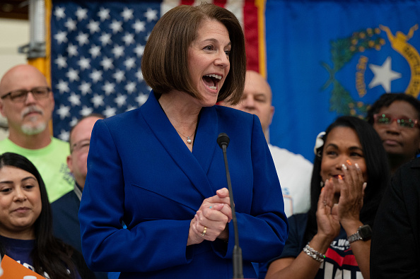 La sénatrice Catherine Cortez Masto prononce son discours de victoire à Las Vegas, après que sa victoire ait assuré le contrôle démocrate du Sénat. (Photo : Bridget Bennett/Getty Images)