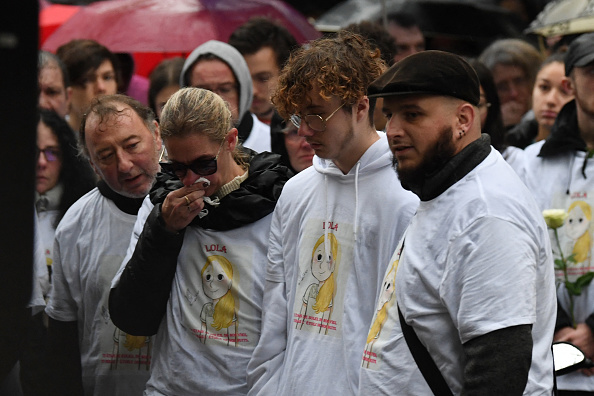 Les parents et le frère de Lola lui ont rendu  hommage dans le 19e arrondissement à Paris, le 16 novembre 2022. (Photo : BERTRAND GUAY/AFP via Getty Images)