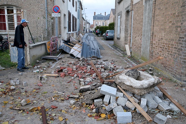 Une mini tornade a "traversé le village" du sud-ouest vers le nord-est, "sur un couloir d’environ 50 à 100 mètres" de large le 16 novembre 2022. (Photo : FRANCOIS NASCIMBENI/AFP via Getty Images)