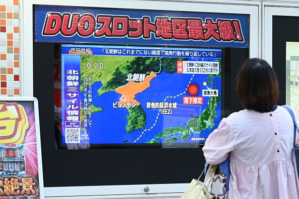 Une émission télévisée sur la Corée du Nord à Tokyo le 18 novembre 2022, après l’annoncé d’un missile nord-coréen qui serait tombé dans les eaux au large de la région nord d'Hokkaido. Photo de RICHARD A. BROOKS/AFP via Getty Images.