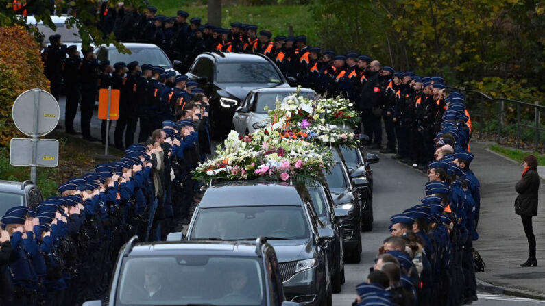 Des milliers de policiers belges forment une haie d'honneur lors de la cérémonie de funérailles du policier Thomas Monjoie, à Waremme, le 18 novembre 2022. (Photo: JOHN THYS/AFP via Getty Images)