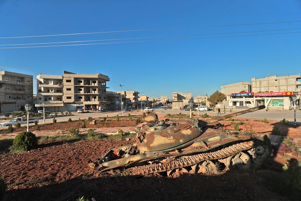 Un char à moitié enterré sur la place de la "Femme libre" dans la ville kurde syrienne de Kobané, le 20 novembre 2022. (Photo : DELIL SOULEIMAN/AFP via Getty Images)