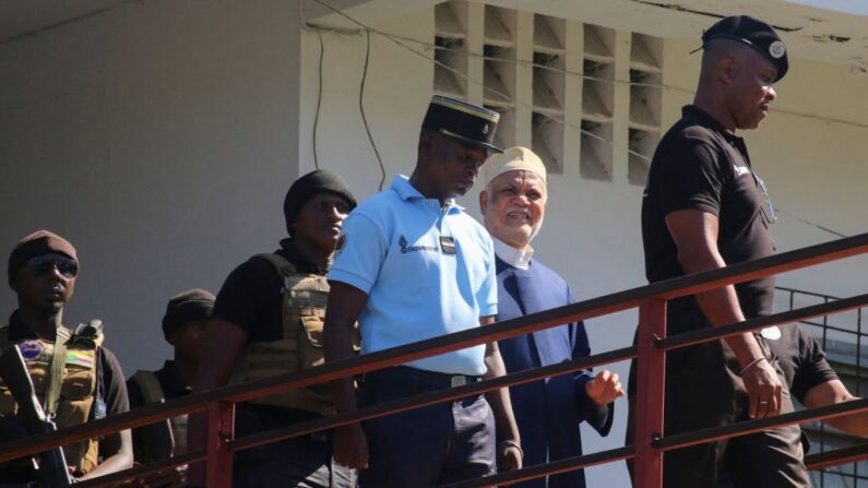 L'ancien président comorien Ahmed Abdallah Sambi (2e D), escorté par des gendarmes, arrive au palais de justice de Moroni le 21 novembre 2022. (Photo: IBRAHIM YOUSSOUF/AFP via Getty Images)