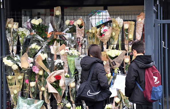 Des fleurs sur les grilles du collège de Germillac le 21 novembre 2022 à Tonneins, après que Vanesa, collégienne âgée de 14 ans, a été enlevée et retrouvée morte dans une maison abandonnée.  (Photo : MEHDI FEDOUACH/AFP via Getty Images)