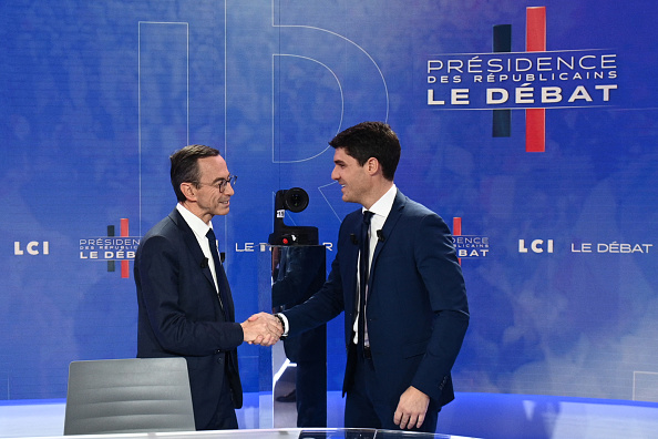 Le président du groupe LR Bruno Retailleau et Aurélien Pradié lors du débat télévisé entre les candidats à la présidence des Républicains. (Photo : CHRISTOPHE ARCHAMBAULT/AFP via Getty Images)