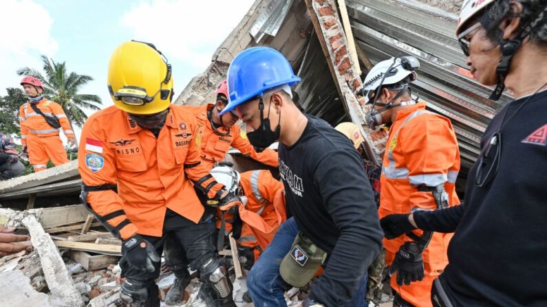 Des secouristes transportent le corps d'une victime à Cianjur, le 22 novembre 2022. (Photo: ADEK BERRY/AFP via Getty Images)