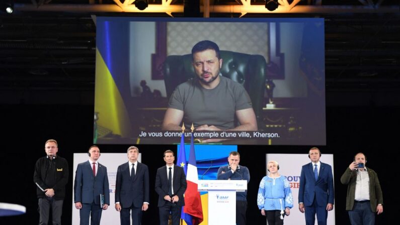 Le président ukrainien Volodymyr Zelensky prononce un discours à distance lors de la 104e session du Congrès des maires organisé par l'Association des maires de France (AMF), à Paris, le 22 novembre 2022. (Photo: ALAIN JOCARD/AFP via Getty Images)