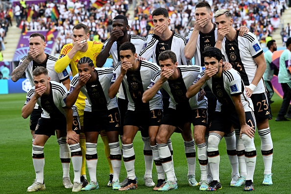 Les Allemands se sont bâillonnés la bouche en signe de protestation  juste avant leur entrée en lice au Mondial 2022 face au Japon, le 23 novembre 2022. (Photo : INA FASSBENDER/AFP via Getty Images)