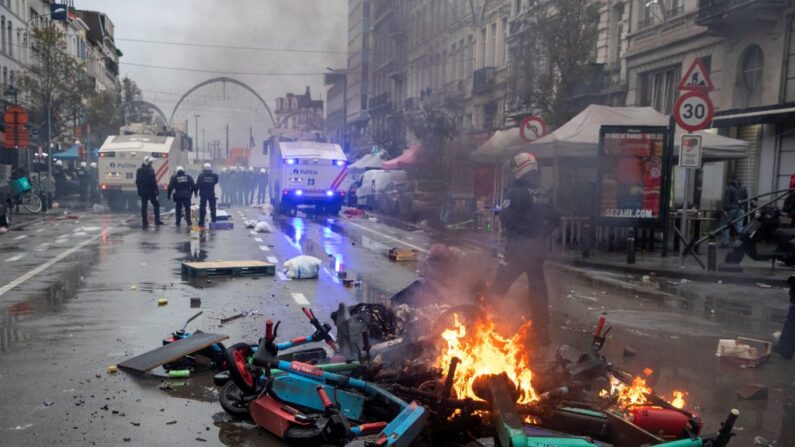 Des trottinettes électriques ont été incendiées dans le centre de Bruxelles, le 27 novembre 2022. (Photo: NICOLAS MAETERLINCK/BELGA/AFP via Getty Images)