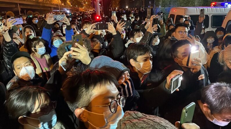 Les manifestations d'Urumqi ont été suivies par d'autres dans de nombreuse grandes villes chinoises le 27 novembre 2022, notamment à Pékin.  (Photo by MICHAEL ZHANG/AFP via Getty Images)