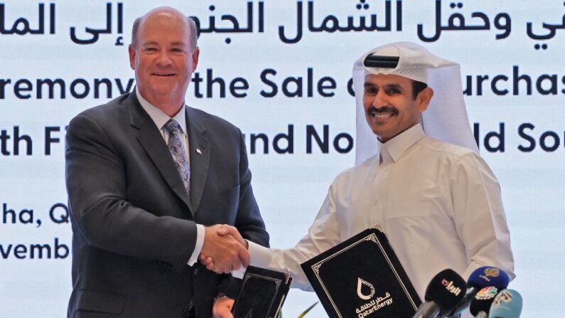 (De droite à gauche) Saad Sherida al-Kaabi, ministre de l'Énergie du Qatar et PDG de QatarEnergy, et Ryan Lance, PDG de la multinationale ConocoPhillips, à Doha, le 29 novembre 2022. (Photo: KARIM JAAFAR/AFP via Getty Images)