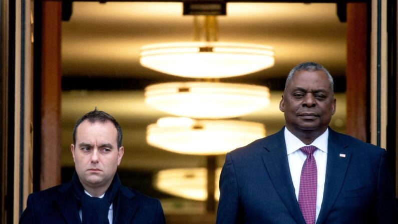 Le secrétaire américain à la Défense, Lloyd Austin (R), accueille le ministre français des Armées, Sébastien Lecornu, au Pentagone à Washington, DC, le 30 novembre 2022.  (Photo: STEFANI REYNOLDS/AFP via Getty Images)