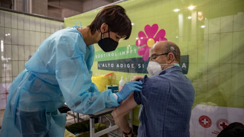 Campagne de vaccination contre le Covid-19 dans le Tyrol du Sud, le 11 décembre 2021 à Bolzano, en Italie. (Francesca Volpi/Getty Images)
