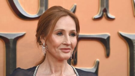 J. K. Rowling regrette de ne pas s’être exprimée « plus tôt » sur la transidentité