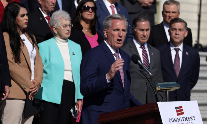 Le chef de la minorité de la Chambre des représentants des États-Unis, Kevin McCarthy (Parti républicain-Californie) sur les marches Est du Capitole le 29 septembre 2022. (Alex Wong/Getty Images)