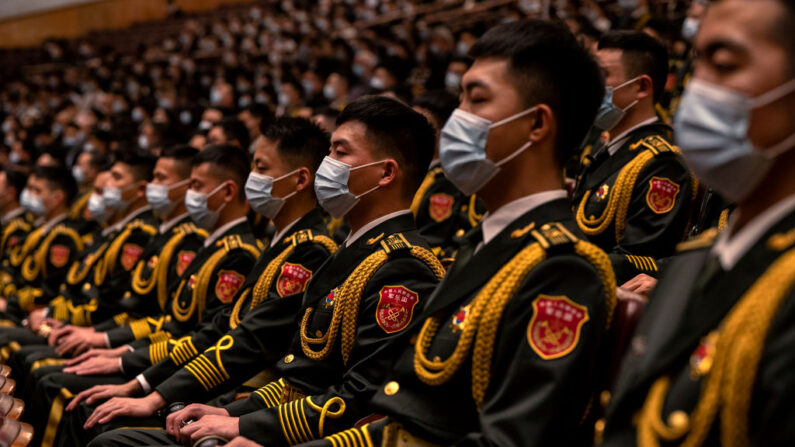 Soldats de l'Armée de libération du peuple pendant la cérémonie d'ouverture du XXe Congrès national du Parti communiste chinois au Grand Hall du peuple, le 16 octobre 2022 à Pekin (Photo par Kevin Frayer/Getty Images)