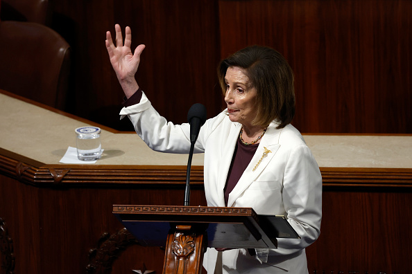 La présidente de la Chambre des représentants des États-Unis, Nancy Pelosi (D-CA), prononce un discours dans la Chambre des représentants du Capitole des États-Unis, le 17 novembre 2022 à Washington, DC. (Photo : Anna Moneymaker/Getty Images)