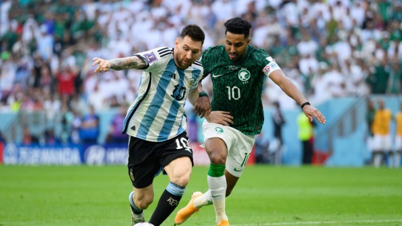 Lionel Messi défié par Salem Al-Dawsari, le 22 novembre 2022 à Lusail City, au Qatar. (Photo : Matthias Hangst/Getty Images) 