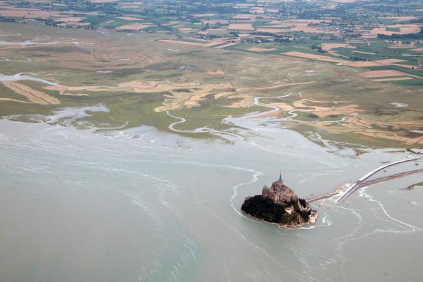 Une vue aérienne montre le Mont Saint-Michel, dans le nord-ouest de la France, à marée haute le 24 juillet 2013. Photo CHARLY TRIBALLEAU/AFP via Getty Images.