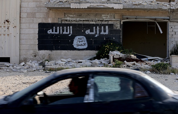 Drapeau du groupe de Daesh dans la zone industrielle d'Alep en Syrie. (Photo : JOSEPH EID/AFP via Getty Images)