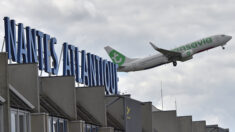 Manifestation en pyjama à l’aéroport de Nantes pour dénoncer les nuisances du trafic aérien