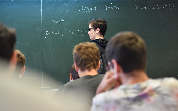 Dès la rentrée 2023, les maths seront obligatoires pour les élèves de Première. (Photo : YANN COATSALIOU/AFP via Getty Images)