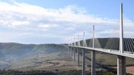 Aveyron: un base-jumper se tue en sautant du viaduc de Millau