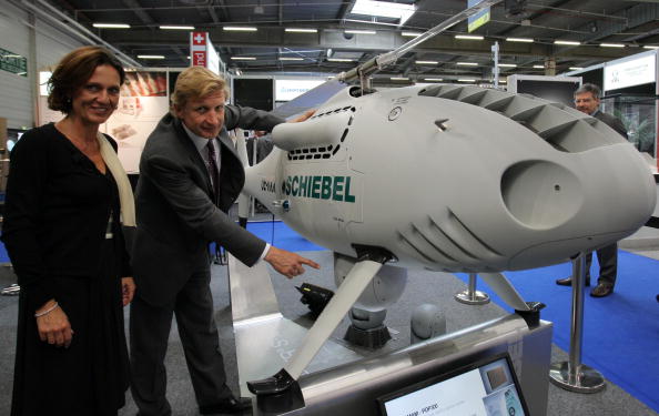 Hans Schiebel, président du groupe Schiebel basé à Vienne, donne des explications sur le drone aérien Camcopter S-100. (Photo PIERRE VERDY/AFP via Getty Images)