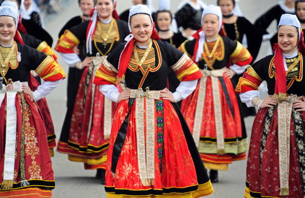 Des danseurs du "Groupe celtique de Pont-l'abbe" défilent le 2 août 2009 à Lorient, lors de la Grande Parade des nations celtiques du "festival interceltique de Lorient".  (FRED TANNEAU/AFP via Getty Images)