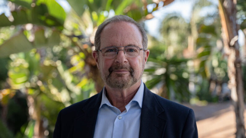 Le Dr Robert Epstein, chercheur principal en psychologie à l'American Institute for Behavioral Research and Technology, en Californie, le 28 mars 2022. (York Du/Epoch Times)